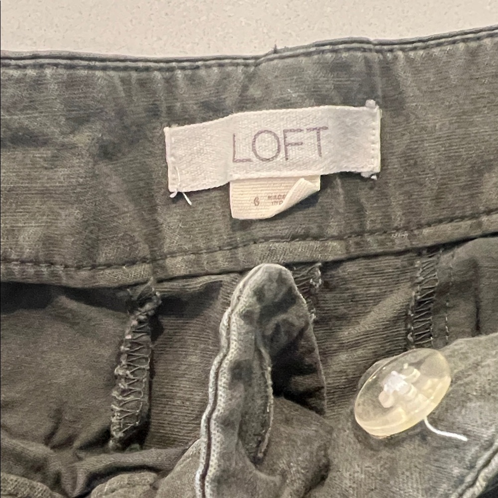 LOFT Women's Olive Green Cargo Shorts - Picture 2 of 4